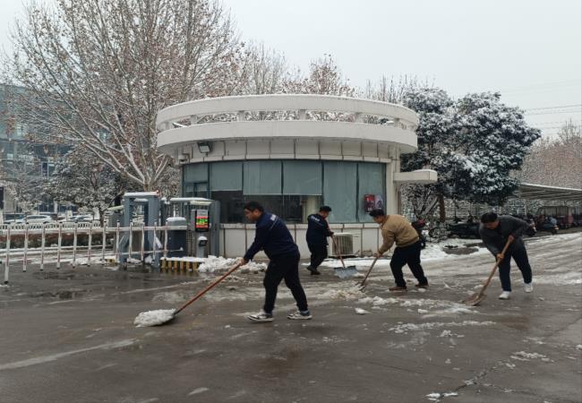 掃雪除冰我先行，冰雪更映黨旗紅